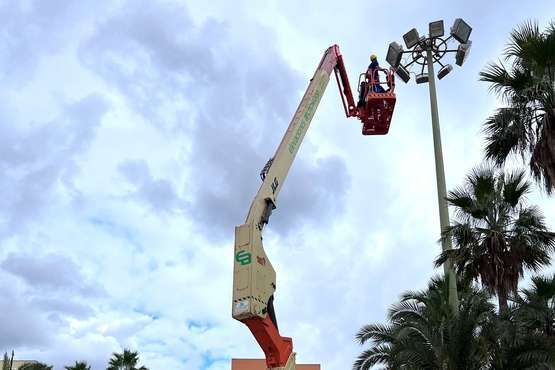  Trabajos de mantenimiento de las torretas centrales del parque de Las Remudas (Telde)/TA.